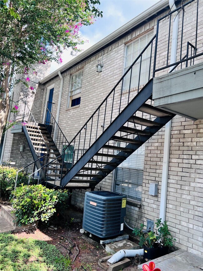 Building Photo - 9797 Leawood Blvd