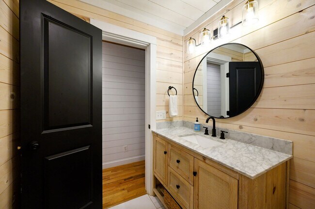 Building Photo - 47 White Pne Rd