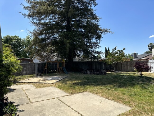 Building Photo - Modesto 4 Bedroom 2 Bath home 2 Car Garage...