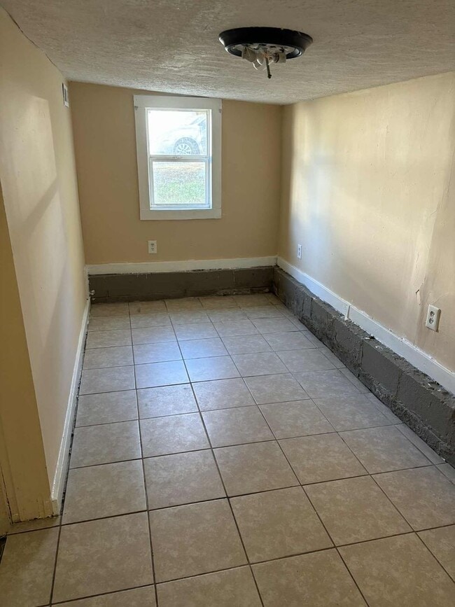 Building Photo - Cozy City Home!