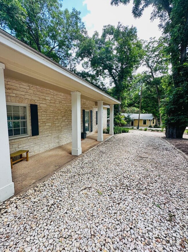 Building Photo - *** Lake Austin House * Waterfront * Lush 2 Acre Yard w/ Boat Dock * Pet Friendly * Fully Furnish...
