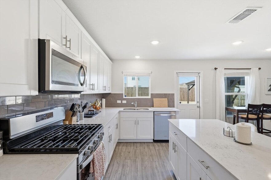 Building Photo - 16041 Pious Dr