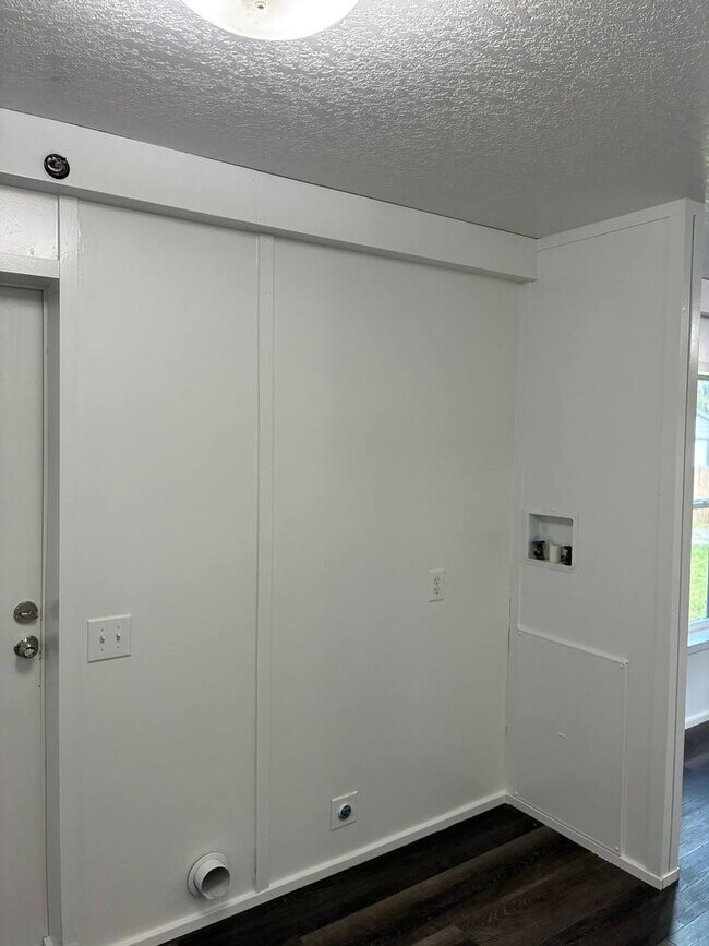 Building Photo - 1416 Robin St