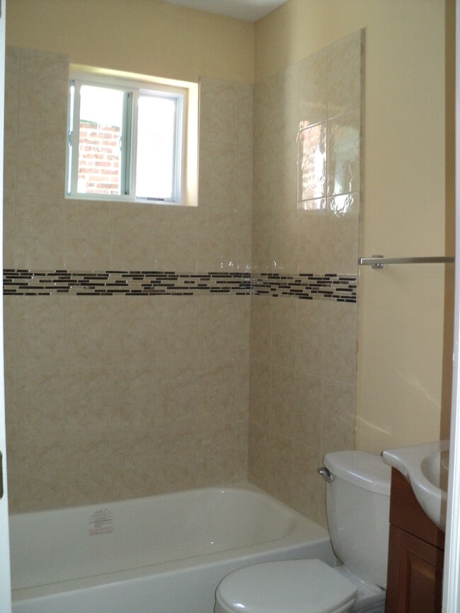 Building Photo - Gorgeous 3 BR - Mt. Airy