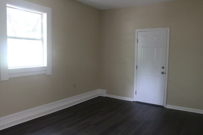 Building Photo - 2523 Beachview Dr