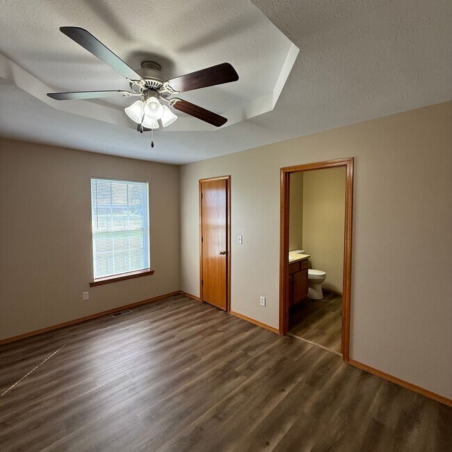 Building Photo - Updated 3 bedroom 2 bathroom home in Clever