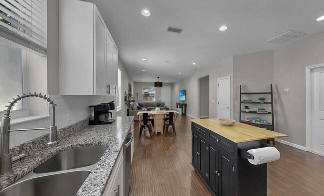 Building Photo - 3114 E 21st Ave