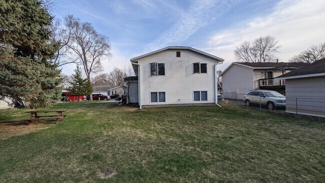 Building Photo - 118 25th St W