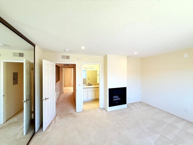 Building Photo - 12251 Moorpark St