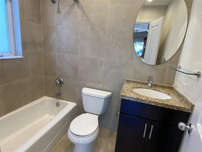 Building Photo - 300 NE 17th Ave