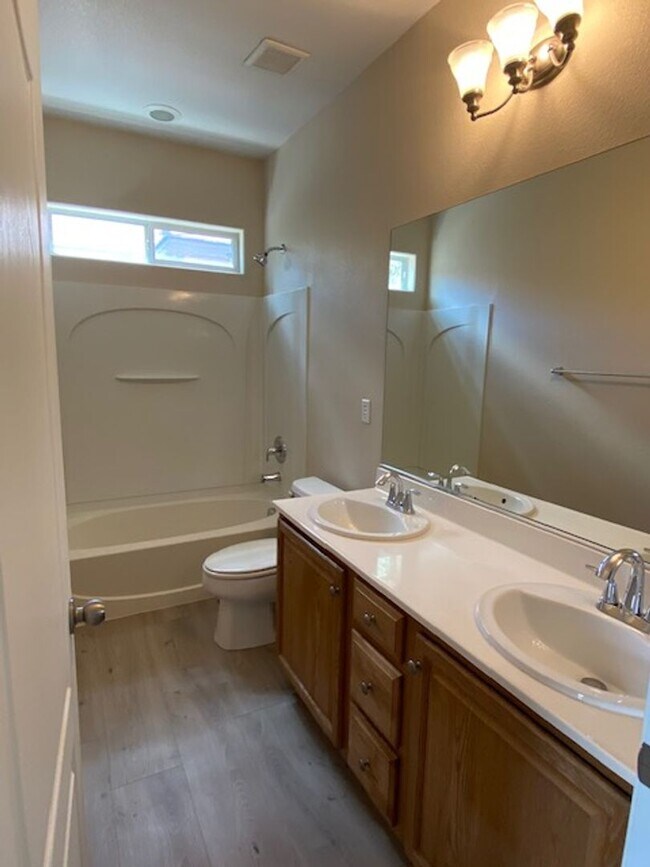 Building Photo - 3 bedroom home in Sky Ridge