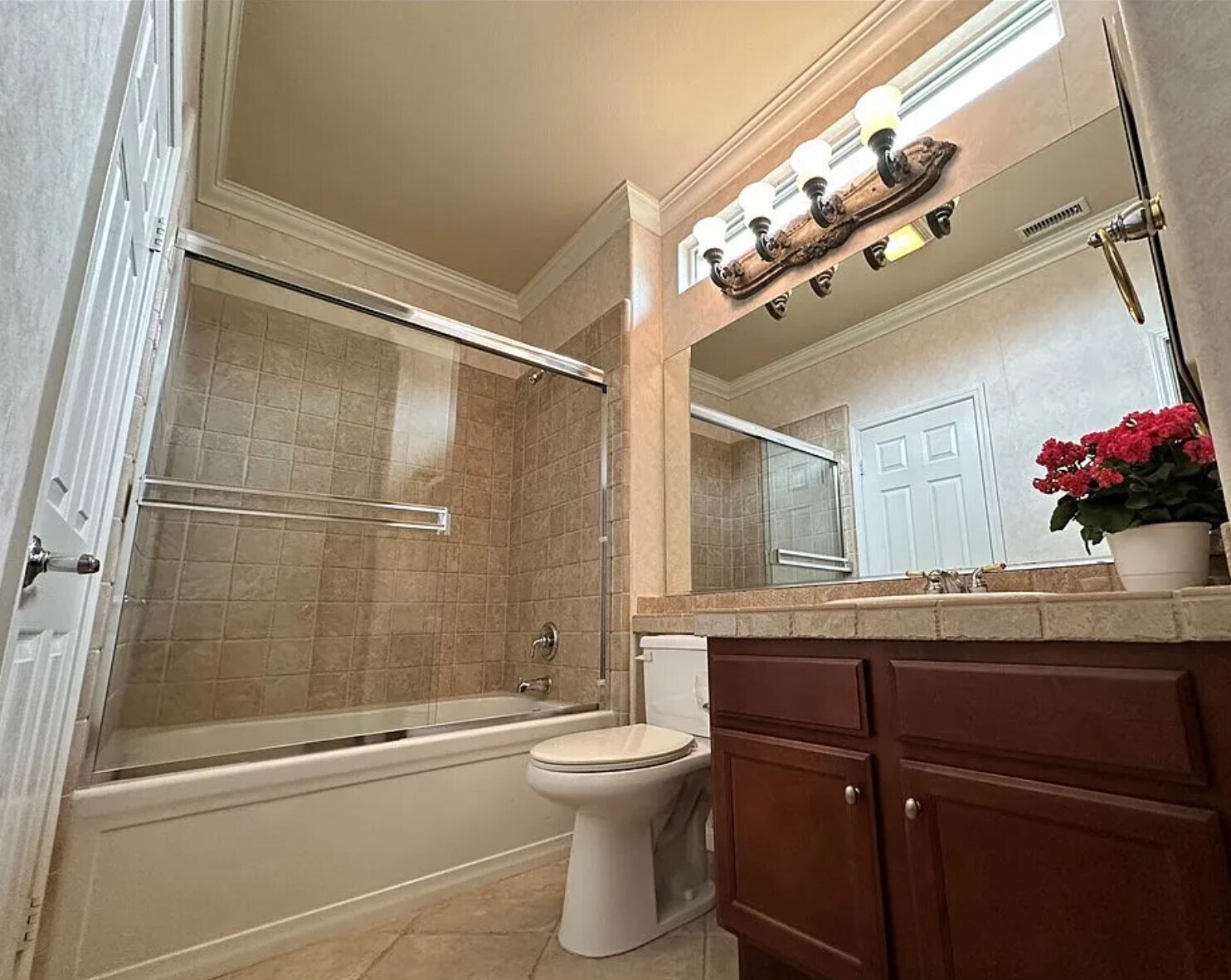 Guest Bath - 24212 Nobe St