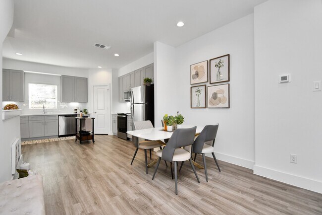 Building Photo - 2003 Laverne Willow Ln