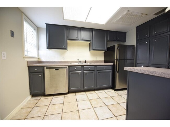 Building Photo - 2-story condo in great location!