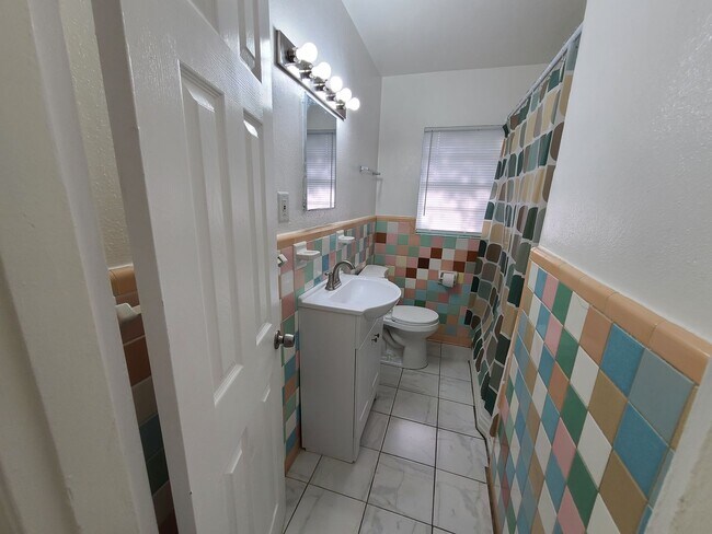 Building Photo - Stunning Corner-Lot Rental: 4BR/2BA with Courtyard
