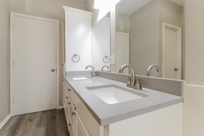 Building Photo - 2608 Hill Street Cove