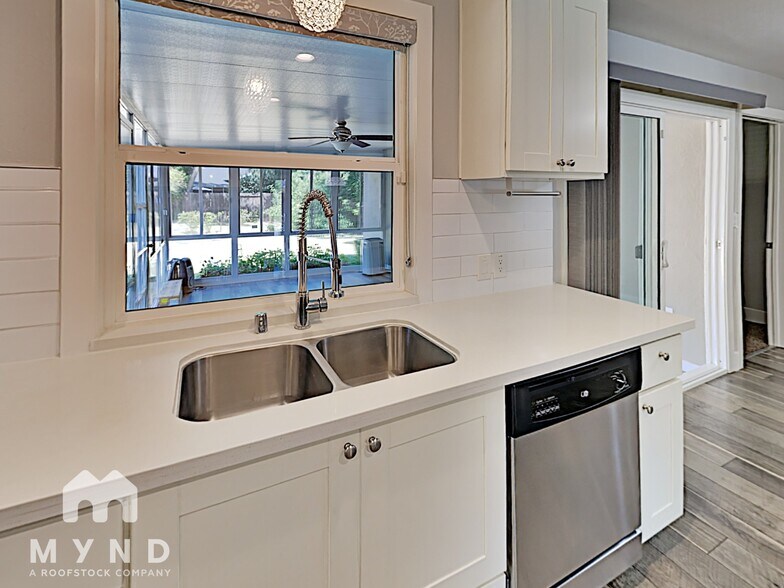 Building Photo - 2428 Drayton Dr