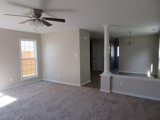 Building Photo - Colonial Heights