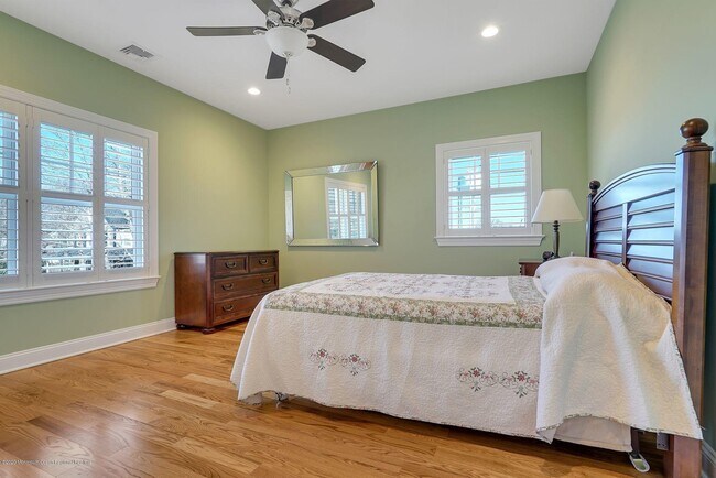 Building Photo - 330 Villa Park Wy