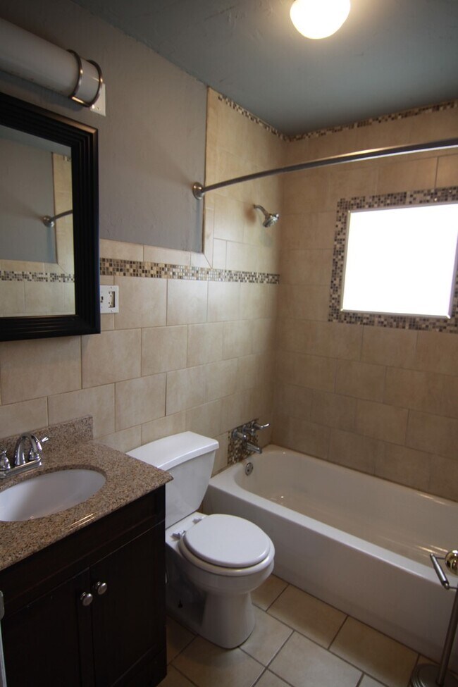 Building Photo - 2 Bedroom Pet Friendly Home For Rent!