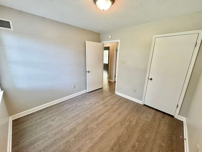 Building Photo - 5595 Briarwood Dr