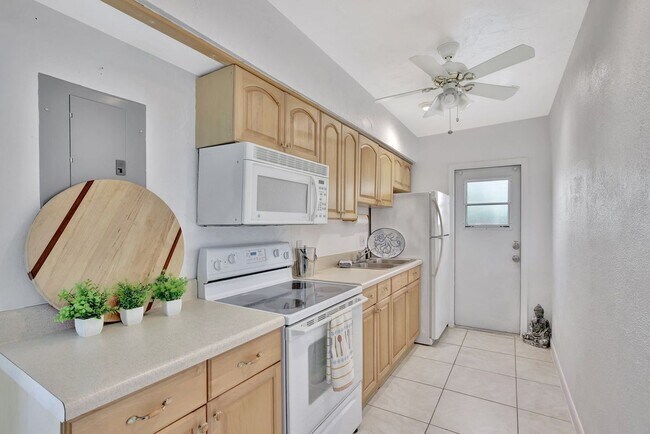 Building Photo - 820 N Ocean Blvd