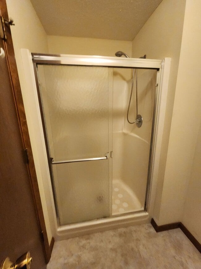 Building Photo - Spacious 3 Bedroom 3 Bathroom Home For Ren...