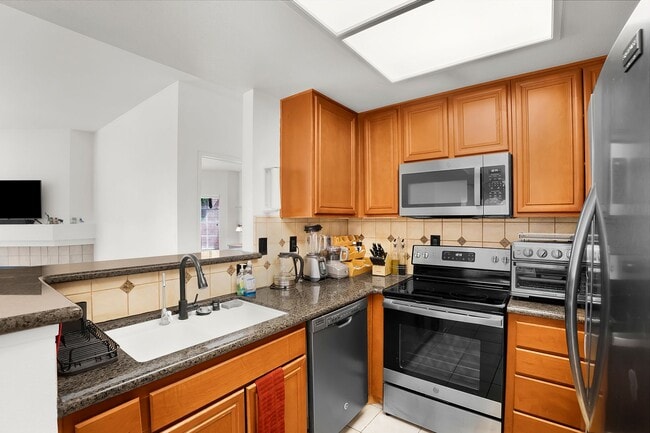 Building Photo - Stylish Furnished or Unfurnished 2BR/2BA C...