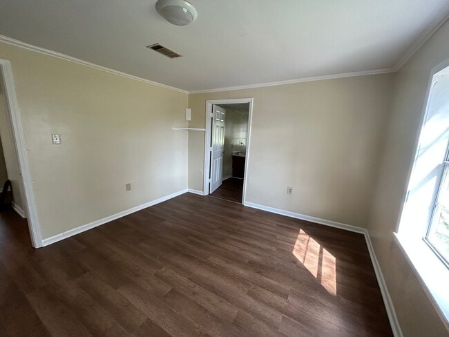 Building Photo - 3 bedroom home 2 full bathroom