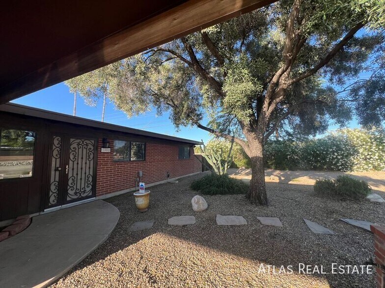 Primary Photo - 1002 S Seco Pl