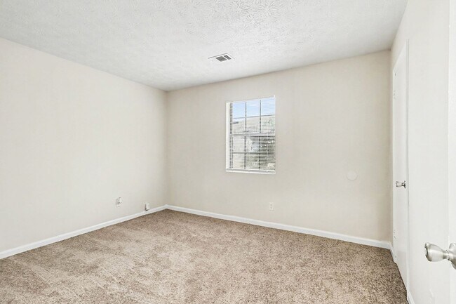 Building Photo - 3 Bedroom 2 Bathroom House