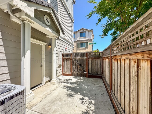 Building Photo - 3331 Rosenblatt St