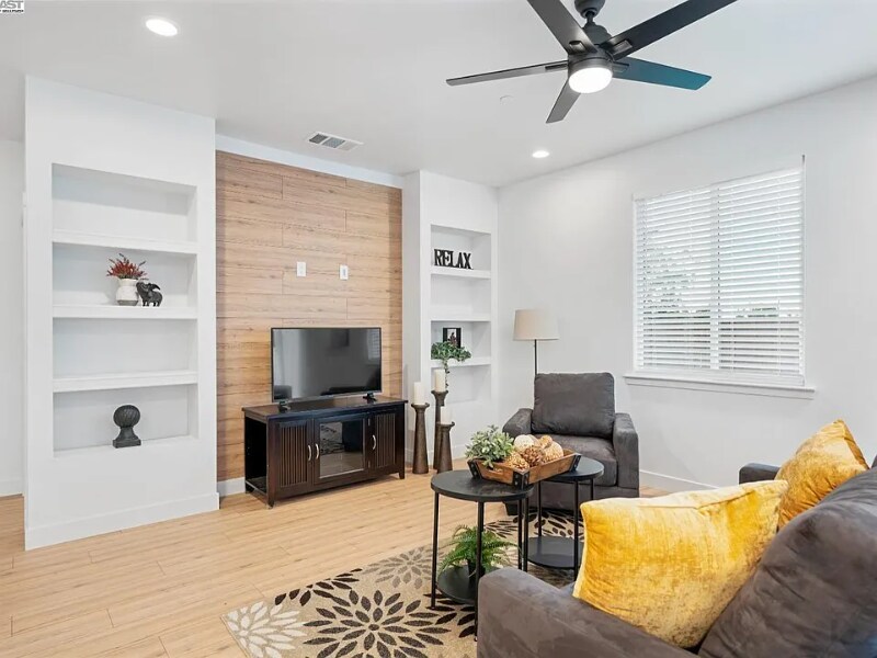 Building Photo - 741 Claire Ave