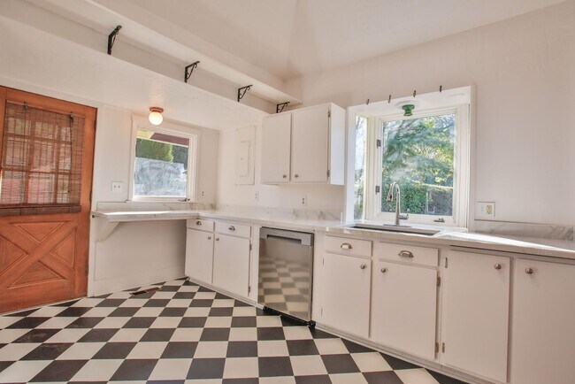 Building Photo - Gorgeous Vintage Home in Downtown Langley with Detached Guest Studio!!