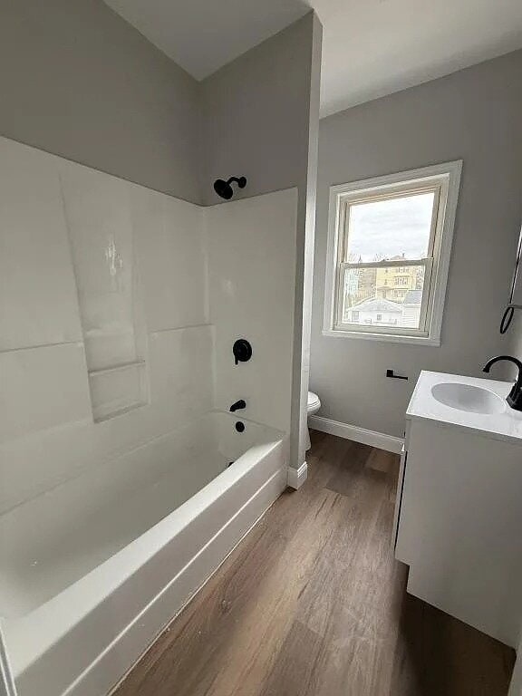 Building Photo - This stunning apartment on the 3rd floor boasts 3 bedrooms, 1 bathroom.