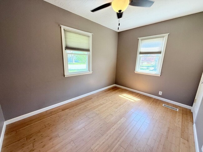 Building Photo - Charming 2-Bedroom Home Near Illinois State University