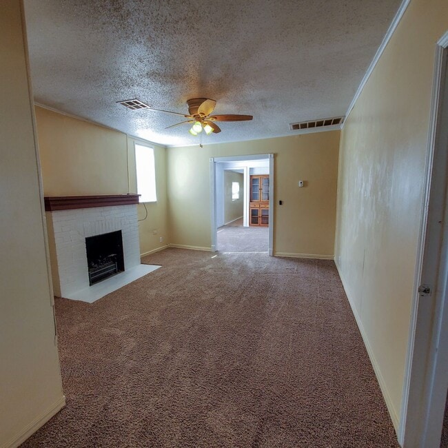 Building Photo - 3 Bedroom home in Shawnee