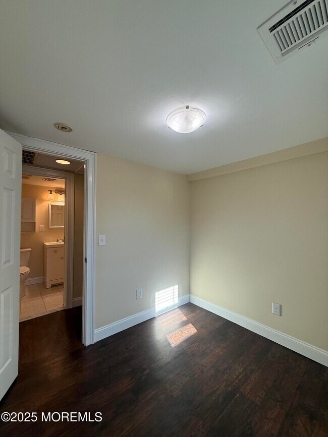 Building Photo - 9 Main St