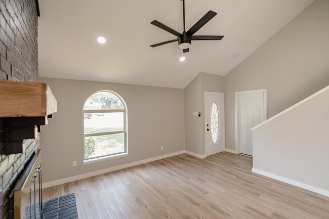 Building Photo - 2027 Lucerne Cir