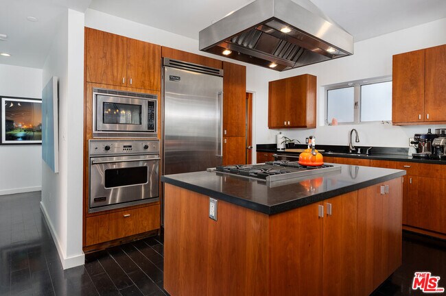 Building Photo - 900 N W Knoll Dr