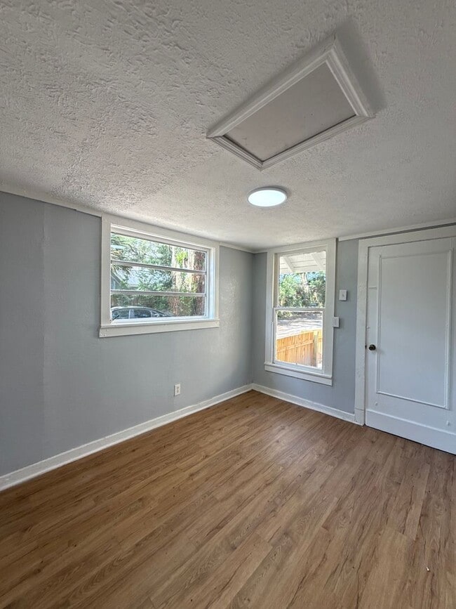 Building Photo - Cozy Remodeled 1BD/1BA + Bonus Room in Zephyrhills!
