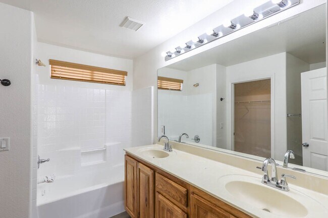 Building Photo - Beautiful 3 Bed Home With 3 Full Baths And...