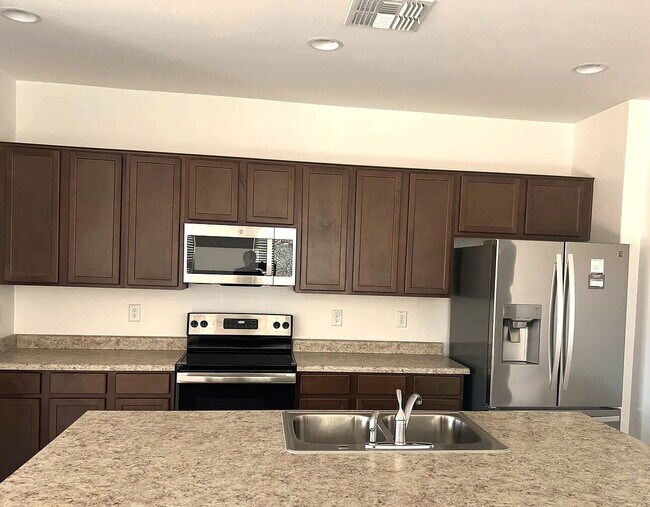 Building Photo - 4 BEDROOM RENTAL WITH 3 CAR GARAGE IN LOS PORTALES CASA GRANDE ARIZONA