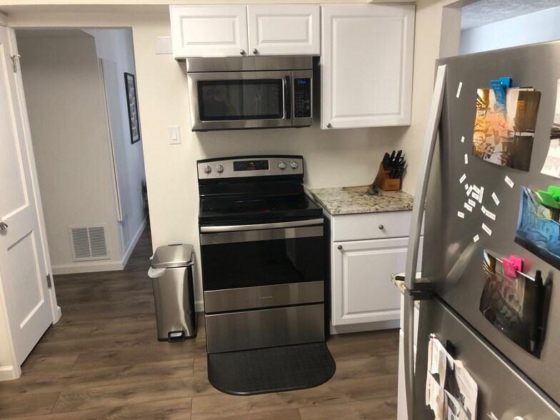 Oven and microwave (furnishings not included) - 808 La Veta Dr NE