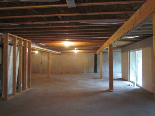 Building Photo - Available August 7th!! Laquey Schools!