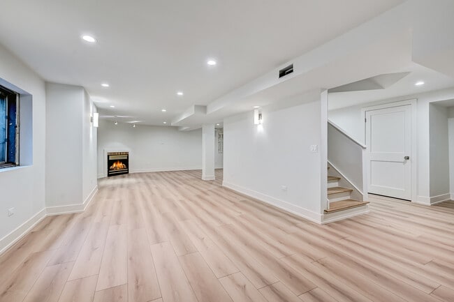 Building Photo - 5615 S Elm St