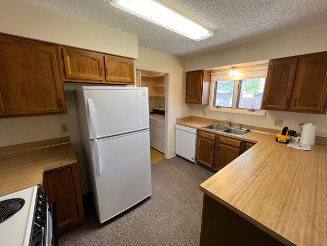 Building Photo - 1 Bedroom 1 Bath Townhouse in Great Neighborhood