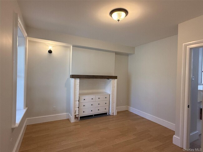 Building Photo - 194 Lander St