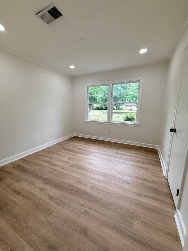 Building Photo - Recently Remodeled | Spacious Open Layout | Move-In Ready