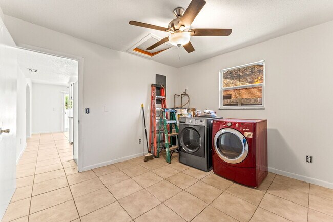 Building Photo - **FIRST MONTH FREE RENT OFFER** Charming 2-Bed Duplex Retreat in Edgewater, so close to the beach...